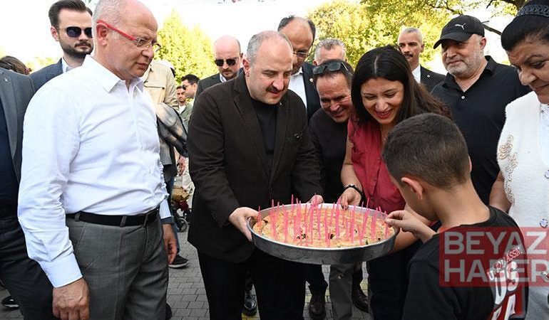 Mustafa Varank, Bursa’dan Özür Özel’e börek dağıtarak cevap verdi