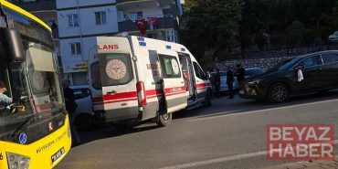 Sürücüsünün kalp krizi geçirdiği servis minibüsü, otomobille çarpıştı