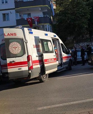 Sürücüsünün kalp krizi geçirdiği servis minibüsü, otomobille çarpıştı