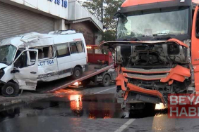 Ümraniye’de servis minibüsüyle İBB’ye ait atık kamyonu çarpıştı: 2 yaralı