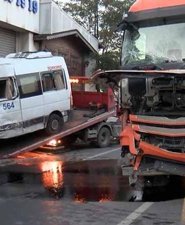Ümraniye’de servis minibüsüyle İBB’ye ait atık kamyonu çarpıştı: 2 yaralı