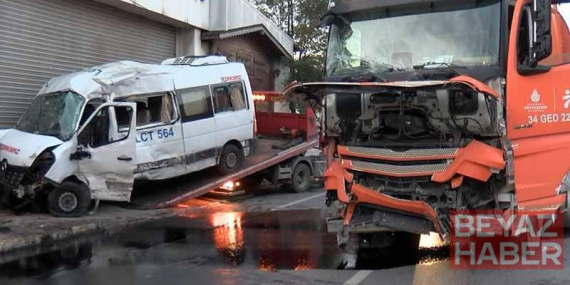 Ümraniye’de servis minibüsüyle İBB’ye ait atık kamyonu çarpıştı: 2 yaralı