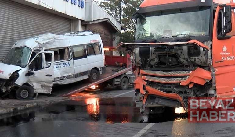 Ümraniye’de servis minibüsüyle İBB’ye ait atık kamyonu çarpıştı: 2 yaralı