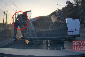 Kamyonetin çarptığı hafif ticari araç, otomobilin üstüne devrildi; kaza kamerada