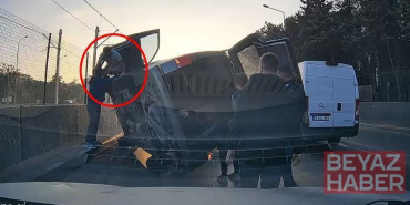 Kamyonetin çarptığı hafif ticari araç, otomobilin üstüne devrildi; kaza kamerada
