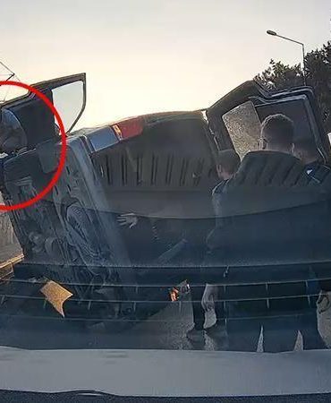 Kamyonetin çarptığı hafif ticari araç, otomobilin üstüne devrildi; kaza kamerada