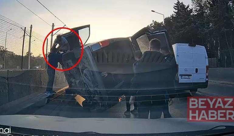 Kamyonetin çarptığı hafif ticari araç, otomobilin üstüne devrildi; kaza kamerada