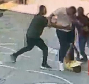 Belediyenin fen işleri müdürü ile mimarın kavgası kamerada: Tekme ve yumruklarla darbedildi