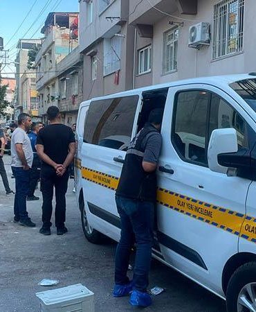 Eşini tüfekle öldürüp, sokakta rastgele ateş açtı; 1 ölü, 3