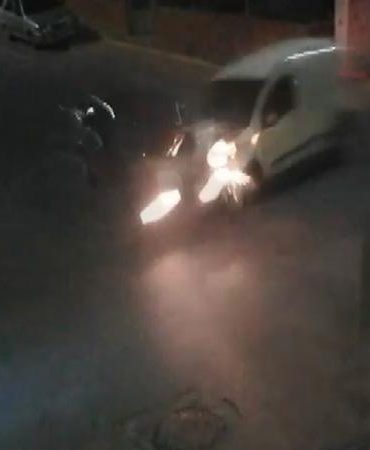 Hafif ticari araç ile otomobilin çarpışması kamerada; 2 yaralı