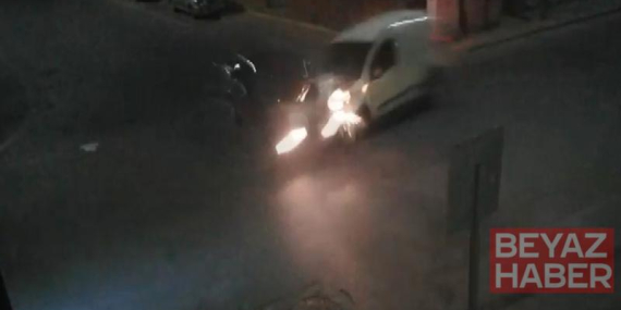 Hafif ticari araç ile otomobilin çarpışması kamerada; 2 yaralı