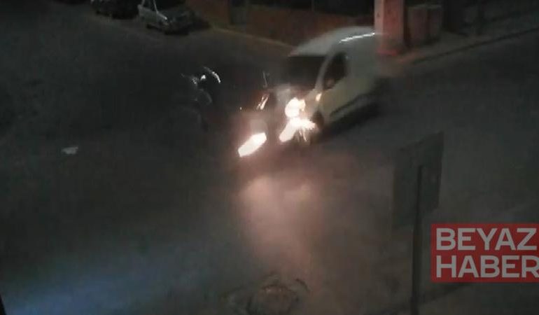 Hafif ticari araç ile otomobilin çarpışması kamerada; 2 yaralı
