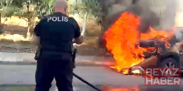 Avcılar’da yanan otomobile polisten tüp ve su tankeri ile müdahale