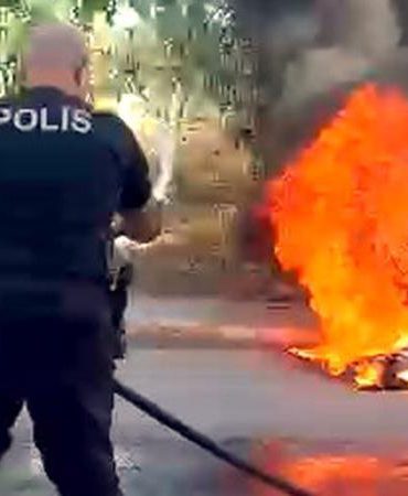 Avcılar’da yanan otomobile polisten tüp ve su tankeri ile müdahale