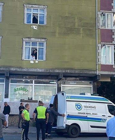 Tartıştığı eşini öldürüp, sabaha kadar başında bekledi