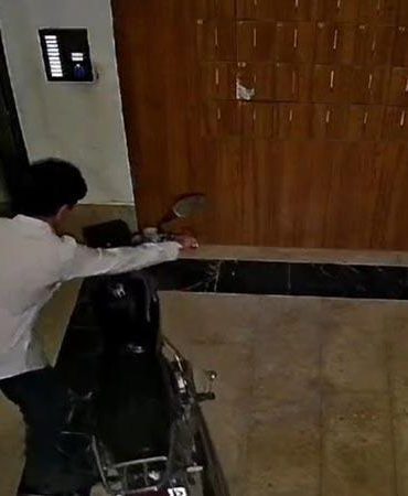 Motosikleti sürükleyerek çaldı; o anlar kamerada