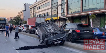 Güngören’de sürücüsünün direksiyon hakimiyetini kaybettiği otomobil takla attı; kaza kamerada