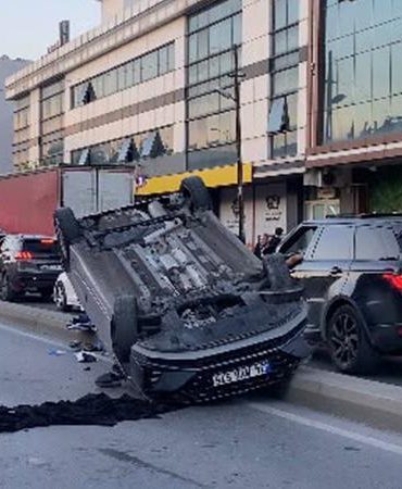 Güngören’de sürücüsünün direksiyon hakimiyetini kaybettiği otomobil takla attı; kaza kamerada