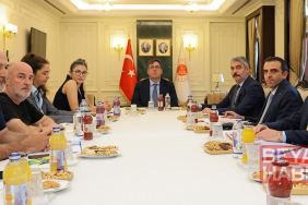 Adalet Bakan Yardımcısı Tuncay, depremde yakınlarını kaybedenlerle bir araya geldi