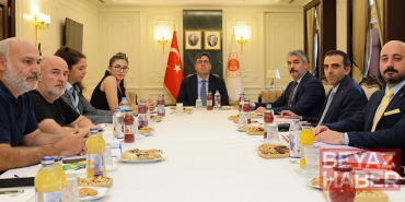 Adalet Bakan Yardımcısı Tuncay, depremde yakınlarını kaybedenlerle bir araya geldi
