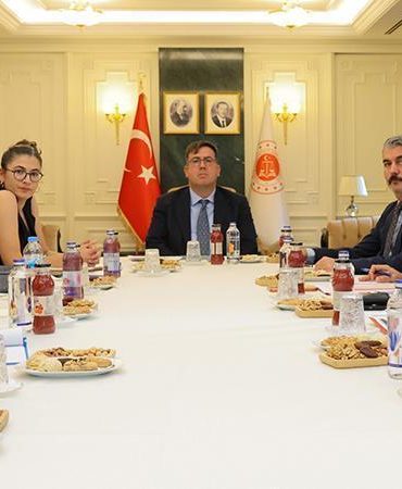 Adalet Bakan Yardımcısı Tuncay, depremde yakınlarını kaybedenlerle bir araya geldi