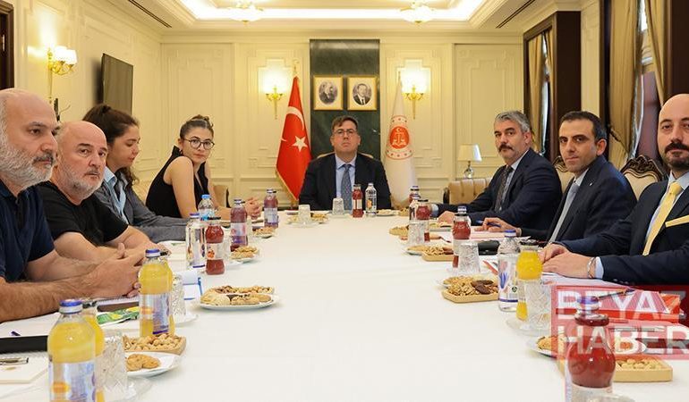 Adalet Bakan Yardımcısı Tuncay, depremde yakınlarını kaybedenlerle bir araya geldi