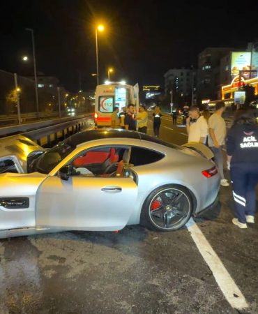 Avcılar D100’de iki otomobil çarpıştı: 2 yaralı