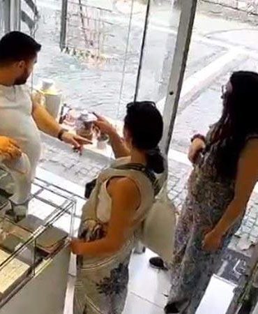 Bulgaristan uyruklu 2 kadının 325 bin liralık altın ve gözlük çaldığı anlar kamerada
