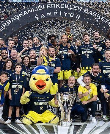 Fenerbahçe Tarfin, şampiyonluk kupasını aldı