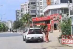 Kaldırımda yürüyen yaya, el freni çekilmeyen otomobilin altında kalmaktan son anda kurtuldu; o anlar kameraya yansıdı