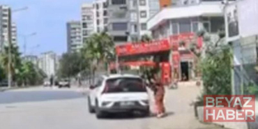 Kaldırımda yürüyen yaya, el freni çekilmeyen otomobilin altında kalmaktan son anda kurtuldu; o anlar kameraya yansıdı