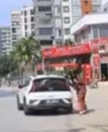 Kaldırımda yürüyen yaya, el freni çekilmeyen otomobilin altında kalmaktan son anda kurtuldu; o anlar kameraya yansıdı