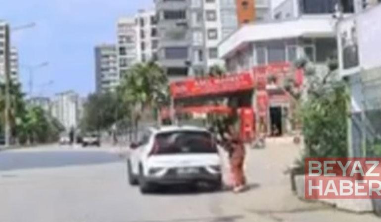 Kaldırımda yürüyen yaya, el freni çekilmeyen otomobilin altında kalmaktan son anda kurtuldu; o anlar kameraya yansıdı