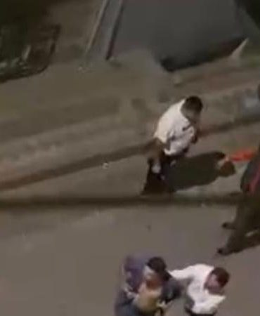 Sultangazi’de akrabaların sokağa taşan kavgasında kadın yumruklarla darbedildi