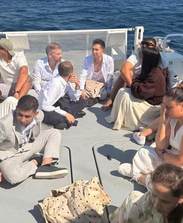 Şık giyinerek yurt dışına kaçmak isteyen 12 kaçak göçmen yakalandı