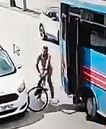 Özel halk otobüsünün açık olan kapısı bisikletliye çarptı; kaza kamerada