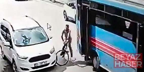 Özel halk otobüsünün açık olan kapısı bisikletliye çarptı; kaza kamerada