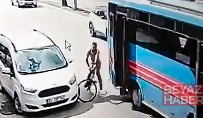 Özel halk otobüsünün açık olan kapısı bisikletliye çarptı; kaza kamerada