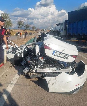 Kaza hamile anne ve kızı öldü; ameliyata alınan kadının bebeği de kurtarılamadı