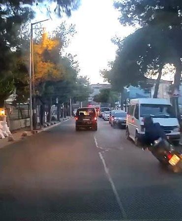 Avcılar’da motosikletten inerken düştü; otomobilin altında kalmaktan son anda kurtuldu