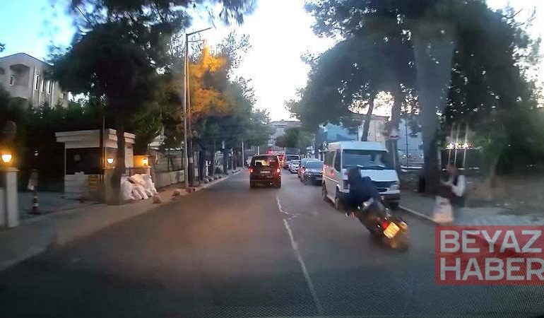 Avcılar’da motosikletten inerken düştü; otomobilin altında kalmaktan son anda kurtuldu