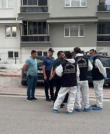 Boşanma aşamasındaki çift, evlerinde ‘siyanür var, girmeyin’ yazılı notla ölü bulundu