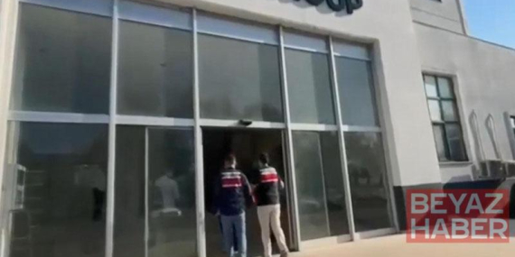 Trafik kazası geçirenlerin kişisel verilerini ele geçiren 11 şüpheli adliyeye sevk edildi