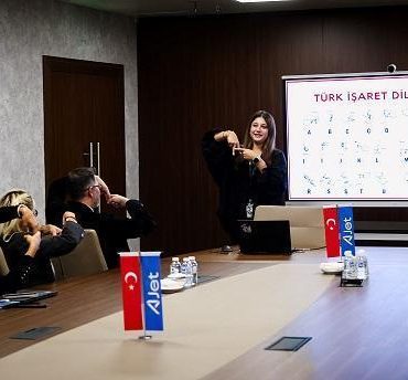 AJET’ten kabin memurlarına işaret dili eğitimi
