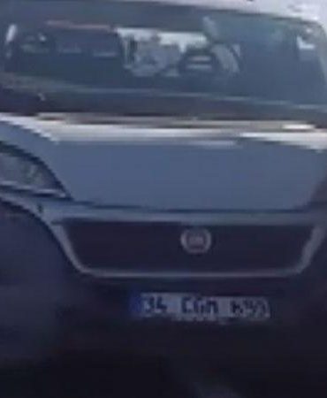 Avcılar’da 3 aracın karıştığı zincirleme kaza kamerada
