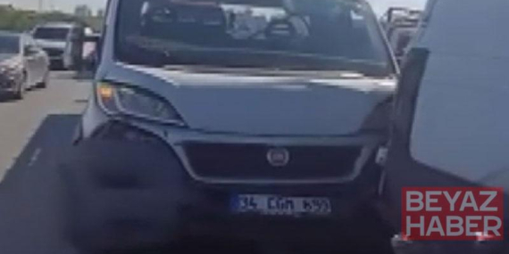 Avcılar’da 3 aracın karıştığı zincirleme kaza kamerada