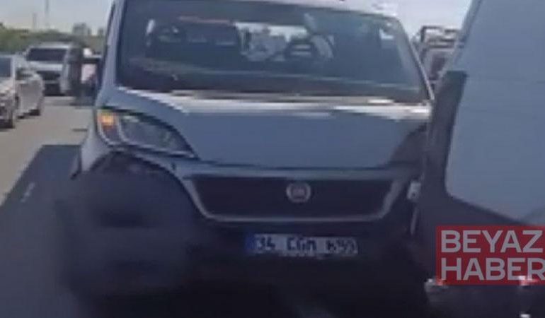 Avcılar’da 3 aracın karıştığı zincirleme kaza kamerada