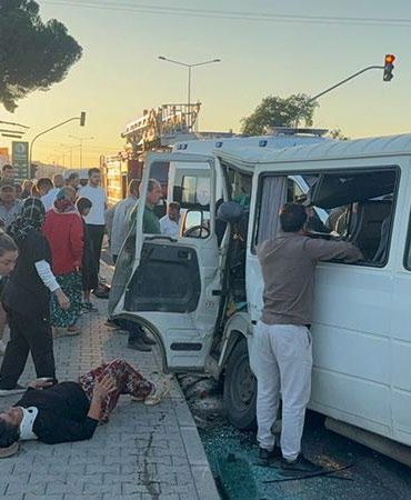 Beton mikseri karşı yola geçip iki minibüsle çarpıştı; 1 ölü, 8 yaralı