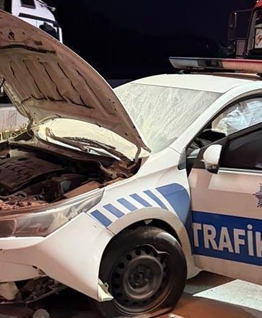Radar görevi yapan polis aracına çarpan TIR