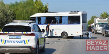 Servis midibüsü tur otobüsüne çarptı: 6 yaralı